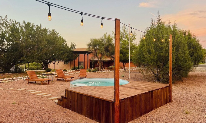 Lake Montezuma Cottage | Romeo's Roadhouse with Cowboy Pool