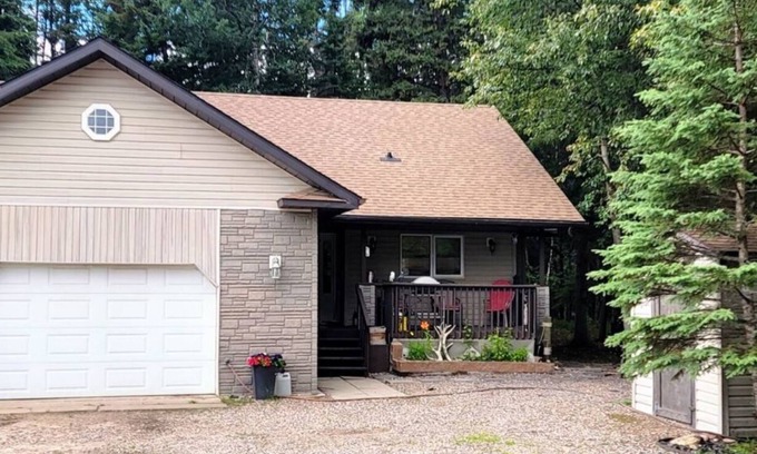 Chitek Lake Cottage | Ronnie's "Reel em Inn"nCozy retreat in Northern Saskatchewan.