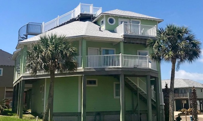 Sand Point House | Rooftop Deck, Views, Beach Walkover, Pet Friendly LOCATION!