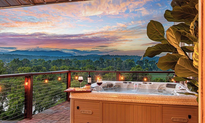 Asheville House | ๐ Rooftop hot tub + panoramic views ๐ง Sauna, cold plunge, steam shower, gym ๐ฎ Pool table, arcade, 100โ TV + grill deck