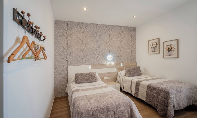 Castrojeriz Apartment | Room '102 Deluxe Acuarela Vistas Montaña' with Shared Garden, Wi-Fi and Air Conditioning