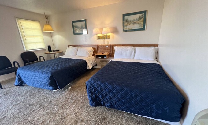 Downs Hotel | Room 104 - Double Full - Sleeps 4 - West Lake Grandvue Inn