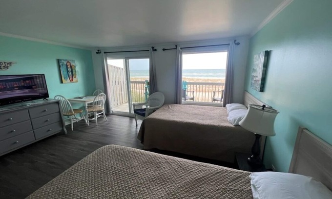Topsail Beach Hotel | Room #214 Mini Efficiency 2 Double Beds Pets Yes