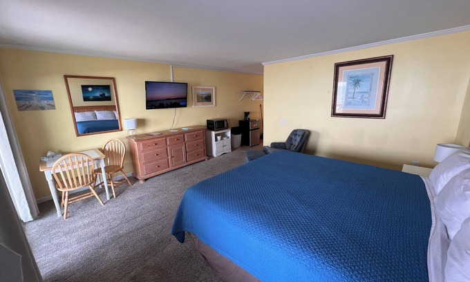 Topsail Beach Hotel | Room #311 Standard 1 King Bed Pets Yes