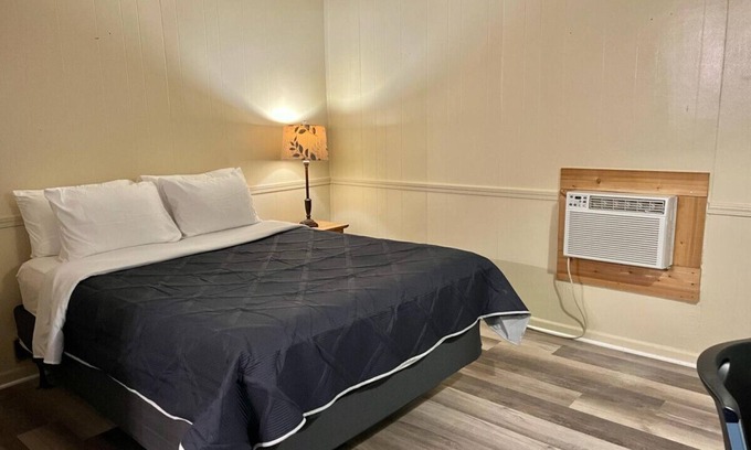 Harper Hotel | Room 33 - Standard Queen - Sleeps 2 - Harper Motel