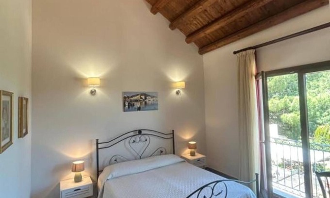 Rilievo Apartment | Room 'Anfora' with Mountain View, Wi-Fi and Air Conditioning