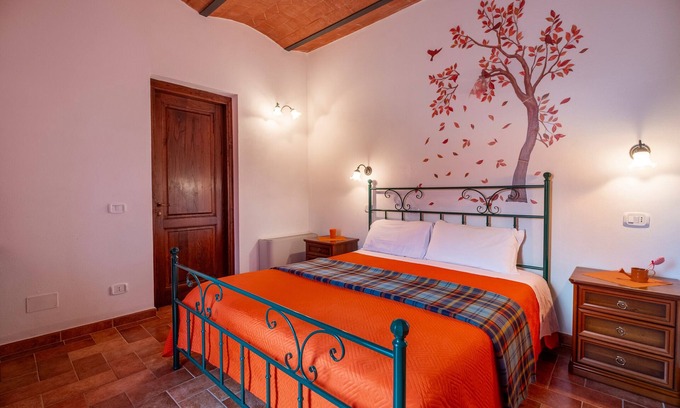 Catabbio Apartment | Room 'Arancione' with Shared Pool and Shared Garden