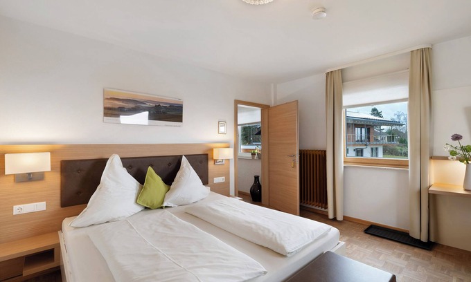 Hallwangen Apartment | Room 'Doppelzimmer 3 Premium' with Shared Terrace, Shared Garden and Wi-Fi