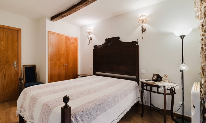 Montalegre Apartment | Room 'Duplo - 3' with Shared Terrace and Wi-Fi