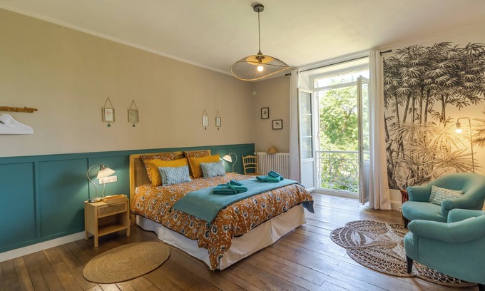 Savignac-les-Eglises Apartment | Room 'Exotique' with Shared Terrace, Shared Garden and Wi-Fi
