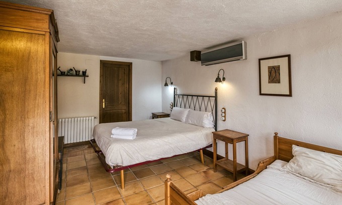Pujals dels Pagesos Apartment | Room 'Gregal' with Shared Pool, Wi-Fi and Air Conditioning
