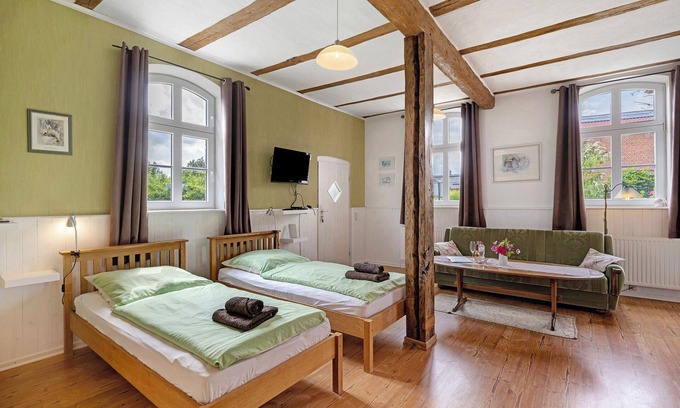 Schlagsdorf Apartment | Room 'Grünes Zimmer' with Shared Garden and Wi-Fi