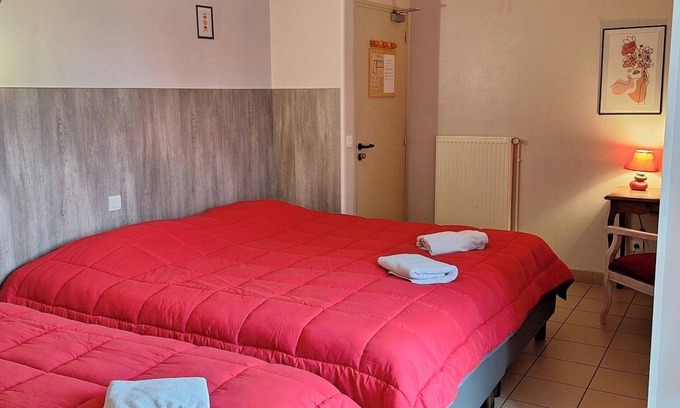 Fye Apartment | Room 'Le Meslay N°8 - Chambre 3 Pers' with Shared Terrace, Shared Garden and Wi-Fi