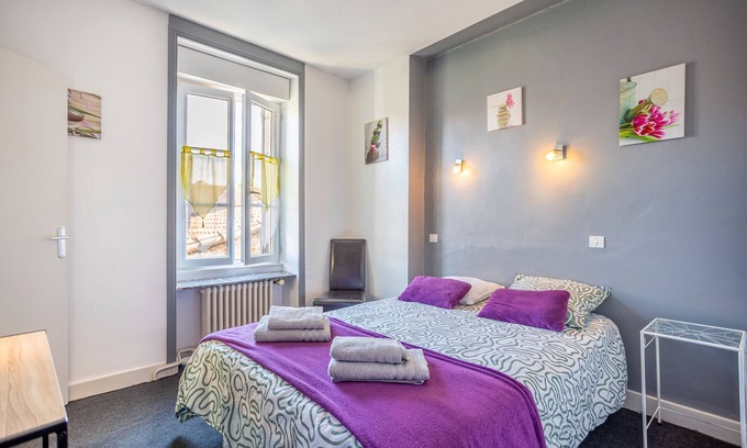 Saint-Vincent-Sterlanges Apartment | Room 'N°10' with Wi-Fi
