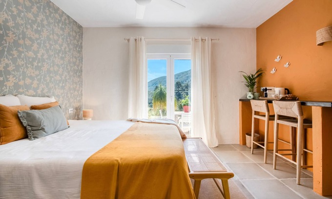Adsubia Apartment | Room 'Ocre' with Mountain View, Wi-Fi and Air Conditioning