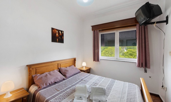 Castro Daire Apartment | Room 'Quarto 1 - Jorge Galinheiro' with Mountain View, Shared Garden and Wi-Fi