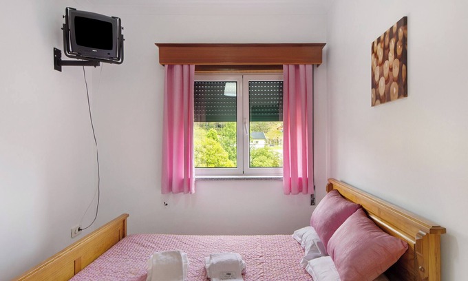 Castro Daire Apartment | Room 'Quarto 3 - Jorge Galinheiro' with Mountain View, Shared Garden and Wi-Fi
