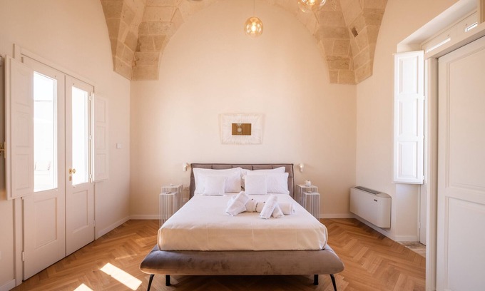 Sternatia Apartment | Room 'Relais Luxury Xenia - Suite' with Shared Pool, Wi-Fi and Air Conditioning