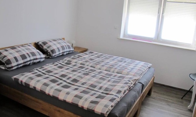Angersbach Apartment | Room 'Ruhiges Zimmer 2' with Shared Terrace, Wi-Fi and Air Conditioning