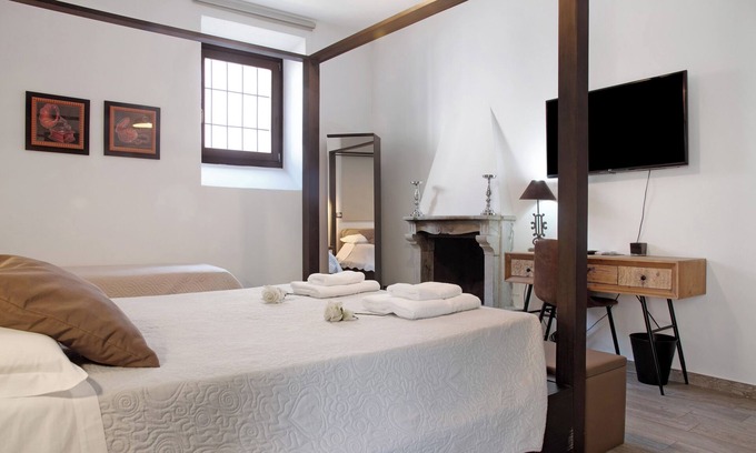 Viggiu Apartment | Room 'Stanza 5' with Shared Garden, Wi-Fi and Air Conditioning