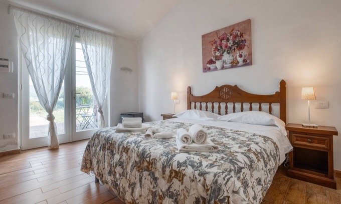 Manciano Apartment | Room 'Timo' with Shared Pool, Wi-Fi and Air Conditioning