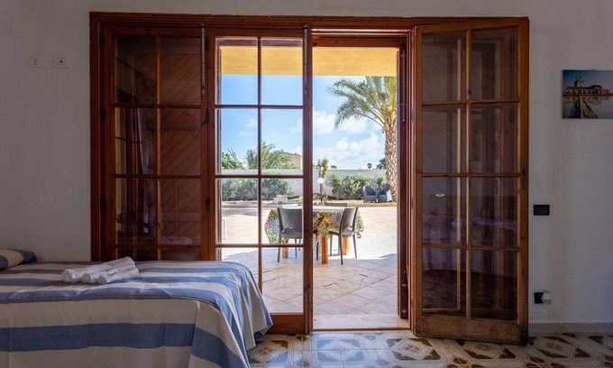 San Leonardo House | Room 'Tramontana' with Sea View, Wi-Fi and Air Conditioning