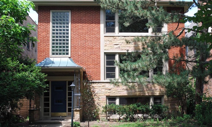 Evanston Apartment | Roomy 3 BR, NO FEES, parking, near beach, Chicago train, downtown Evanston & NWU