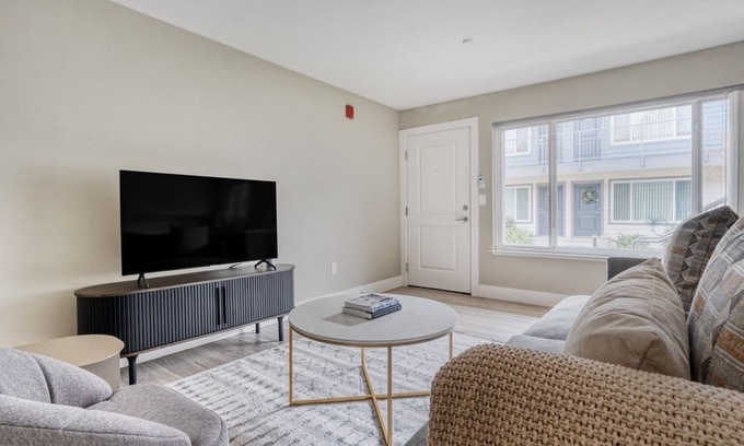 Campbell Apartment | Roomy Campbell 1BR w/Gym, Pool & Hot Tub, walk to WF & TJ, by Blueground