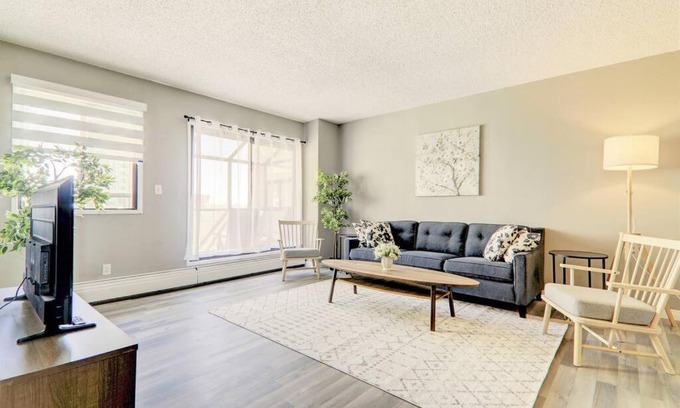 Beltline Apartment | Roomy Top Floor at Stampede w Free Parking and AC