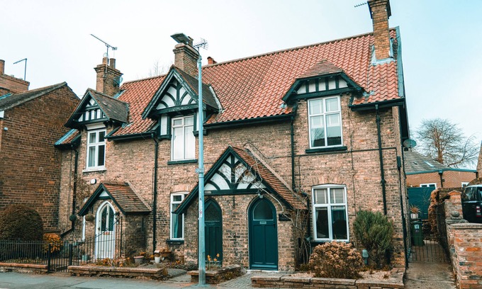 South Cave Cottage | ROSE COTTAGE, pet friendly, with a garden in South Cave