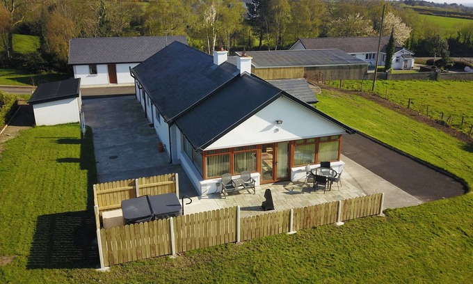 Muff House | ROSE COTTAGE, pet friendly, with hot tub in Muff, County Donegal