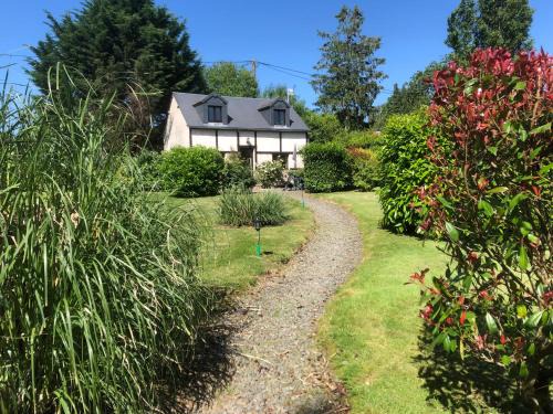 Le Mesnil-Gilbert House | Rose Cottage with seasonal Swimming Pool