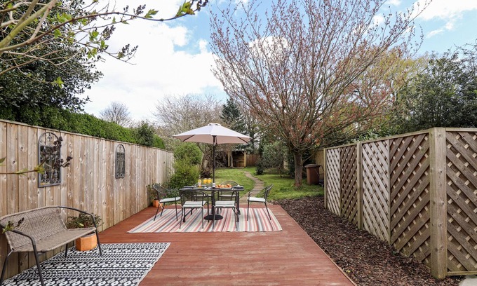 Ellerker Cottage | ROSE DENE, pet friendly, with a garden in South Cave
