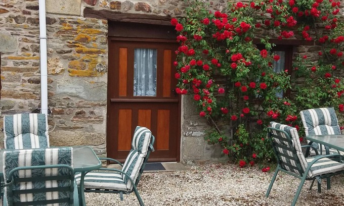 Saint-Connec Cottage | Rose Gite Le Cosquer Saint Connec