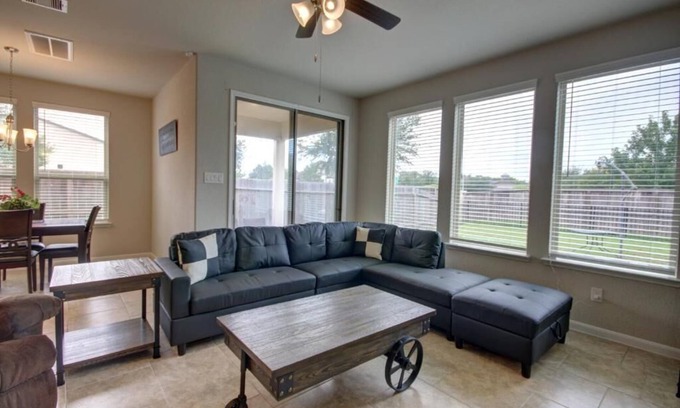 Rosenberg House | Roseberg/Suglarland 3-BR - Extended Stay 30 days