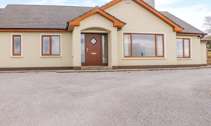 Farranfore House | ROSSANEAN, family friendly in Farranfore, County Kerry