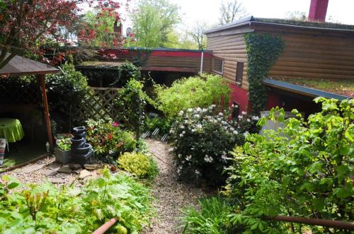 Bad Lausick House | Rotes Kreativ-Ferienhaus