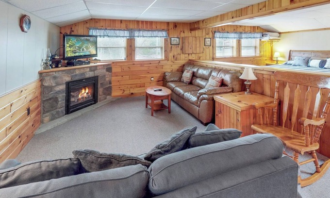 Sabinsville Resort | Rough Cut Lodge - Suite 1 with balcony and hot tub
