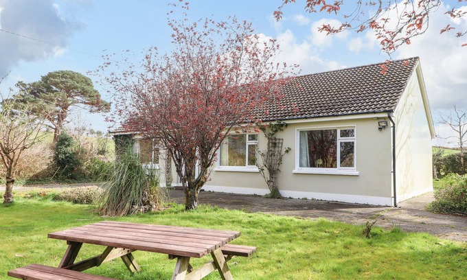 Beaufort Cottage | ROWANTREE, family friendly, with open fire in Beaufort, County Kerry