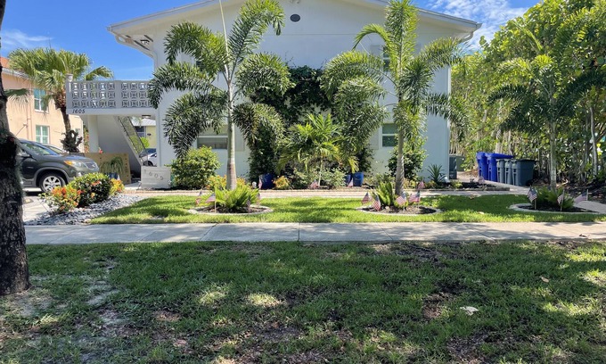 Royal Harbor Apartment | Royal Harbor (34102) mins to 5th Ave shopping & fine restaurants - 1st Fl #2