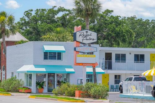 Savannah Beach Hotel | Royal Palms Motel