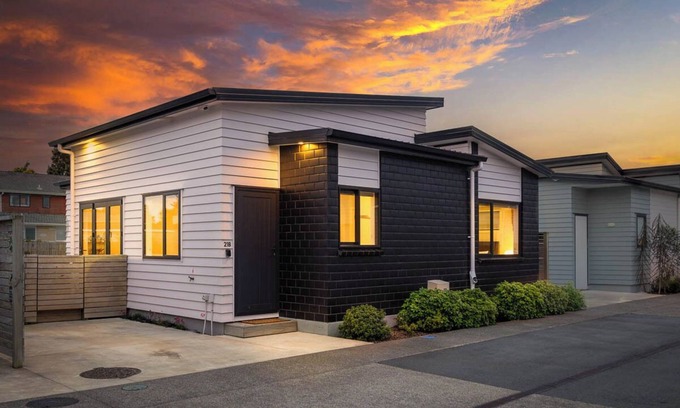 Raumati Beach House | Ruby Red Holiday Home Raumati - 2 min walk to Raumati Village & Raumati beach
