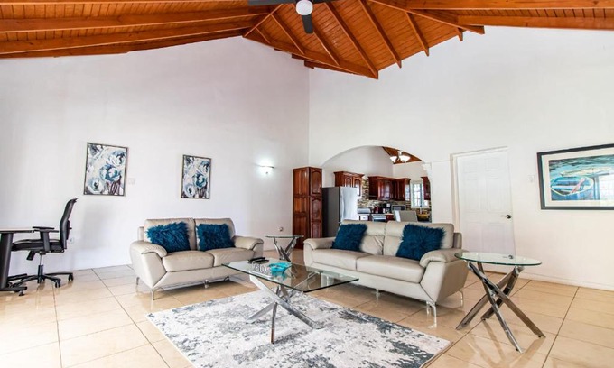 Runaway Bay Apartment | Runaway Bay Gem