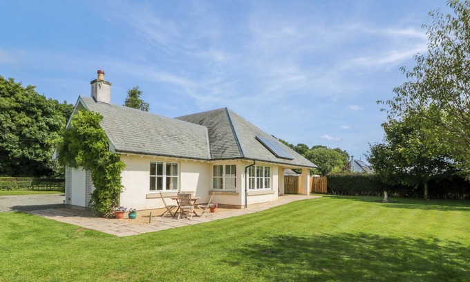 Duns Cottage | RUNGLEE, pet friendly, country holiday cottage, with a garden in Duns