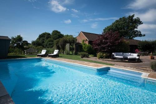 Abbess Roding House | Rural cottage with swimming pool!