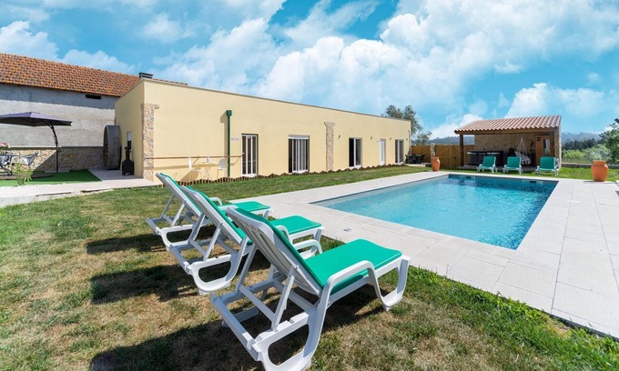 Camparca House | Rural holiday home in Netos-Almagreira with pool