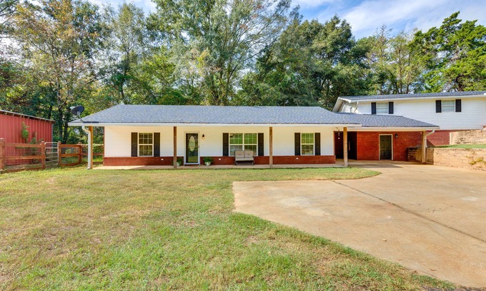 Walker Springs House | Rural Retreat w/Covered Porch Near Jackson