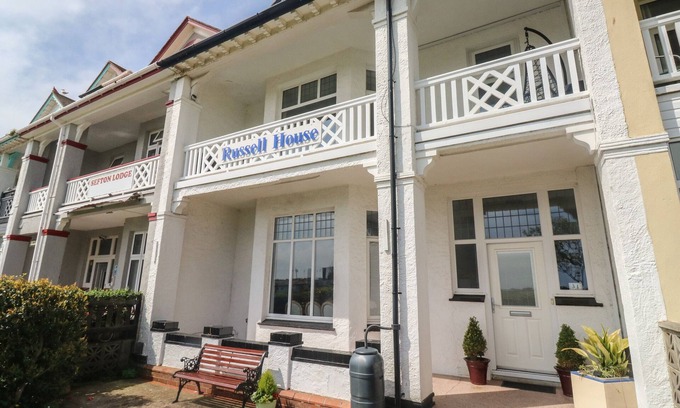 Paignton House | RUSSELL HOUSE, pet friendly, country holiday cottage in Paignton