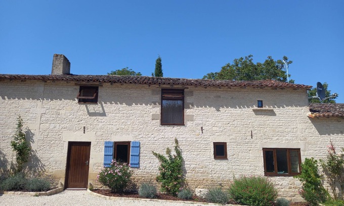 La Bataille Cottage | Rustic 3 bed gite sleeps 6 near Chef Boutonne