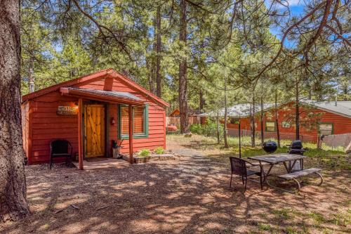 Parks Villa | Rustic Adventure w Historic Log Cabin Forest Views 20 minutes from Flagstaff Now with Wi-Fi